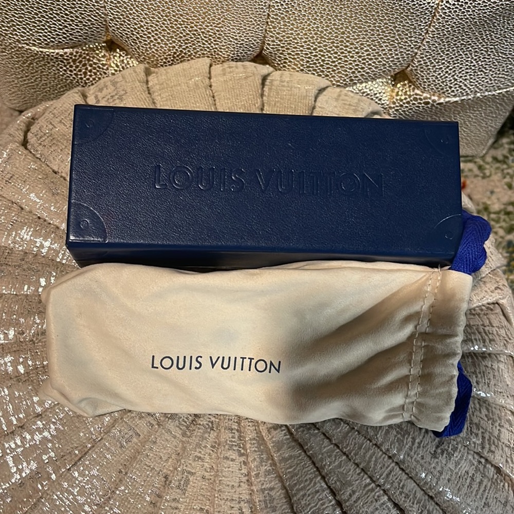 Louis Vuitton pink tinted cat eye sunglasses 🕶 - Picture 4 of 7